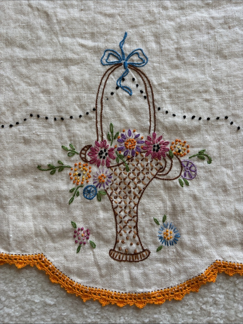 Vintage Embroidered Table Linen - Picture 2 of 5